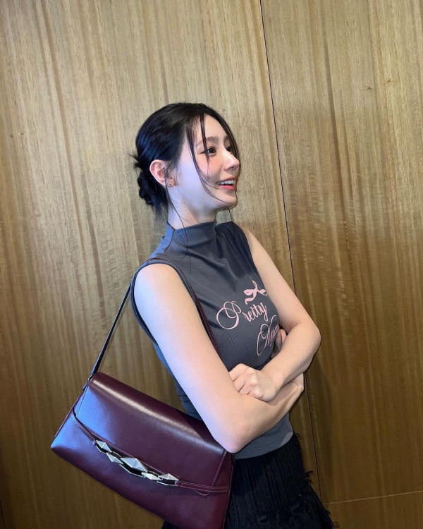 쪼그려앉은 검정초미니 아이들 미연