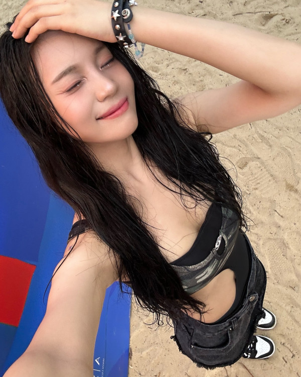 검정 모노키니 수영복 입은 비비지 엄지