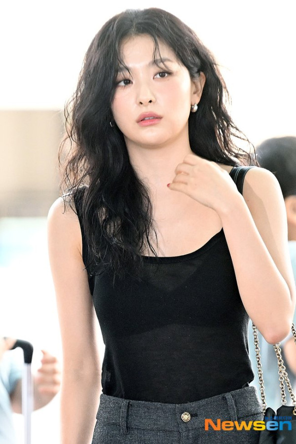 레드벨벳 슬기 검정브라 비치는 시스루 나시