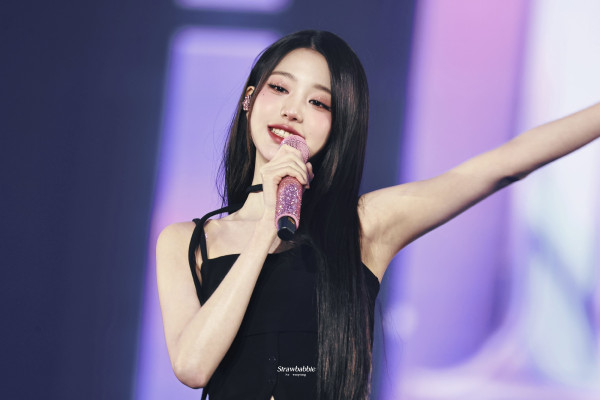 아이브 장원영 빨간 목초커 검정 란제리룩