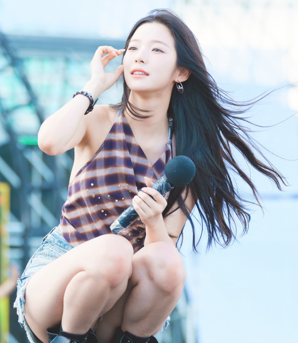 프로미스나인 백지헌 청핫팬츠