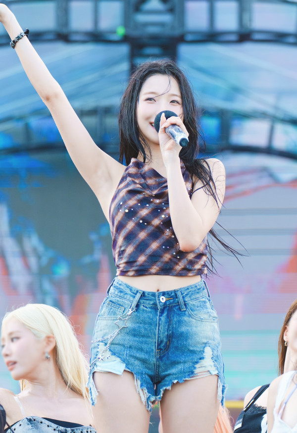 프로미스나인 백지헌 청핫팬츠