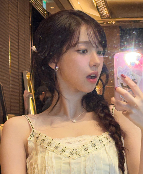 입 벌리고 셀카 찍는 카리나