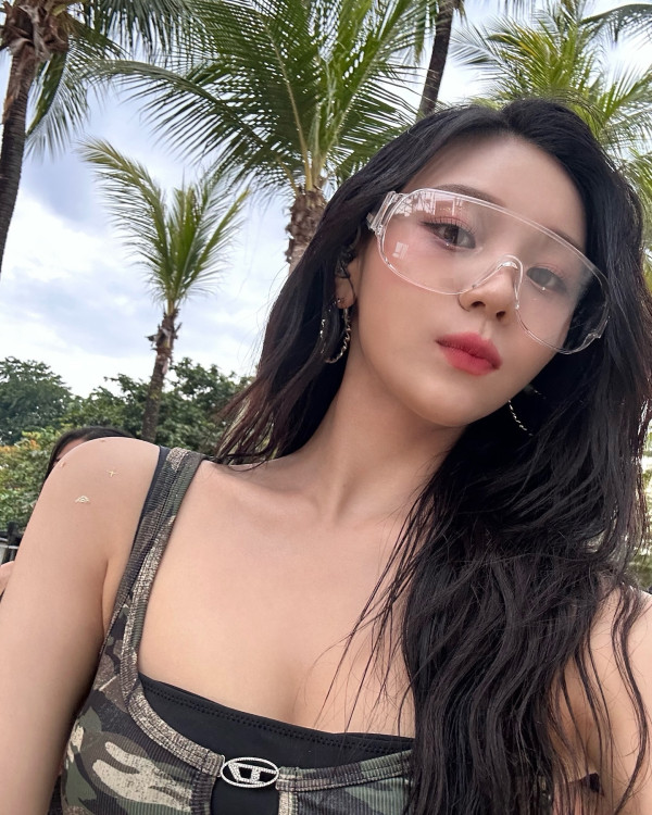 검정 모노키니 수영복 입은 비비지 엄지
