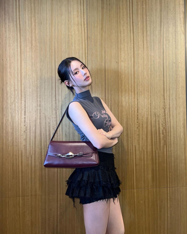 쪼그려앉은 검정초미니 아이들 미연