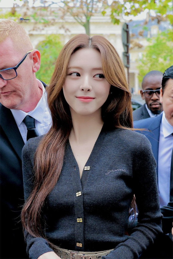 차에서 내리는 ITZY 유나 미모