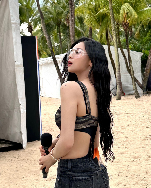 검정 모노키니 수영복 입은 비비지 엄지