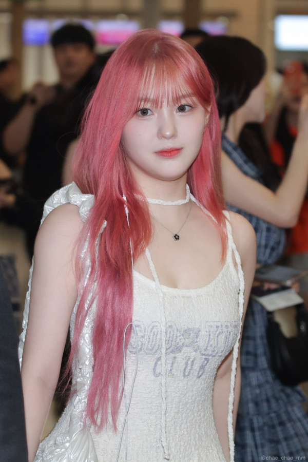 출국하는 케플러 김채현 민소매