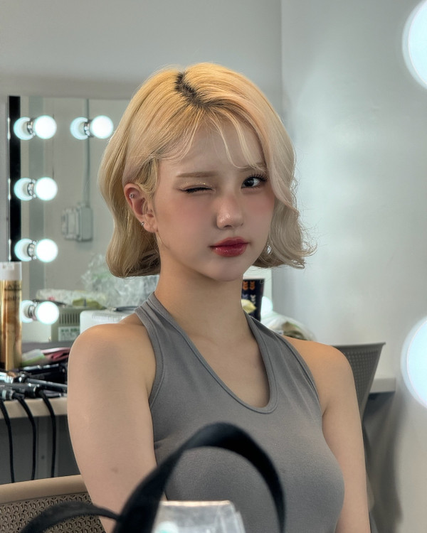 회색 민소매 입고 겨드랑이 오픈하는 비비지 은하