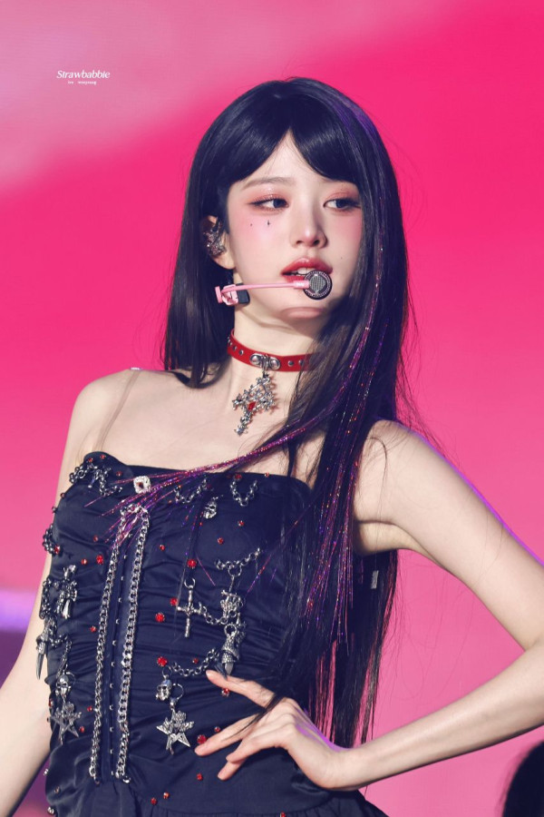 아이브 장원영 빨간 목초커 검정 란제리룩