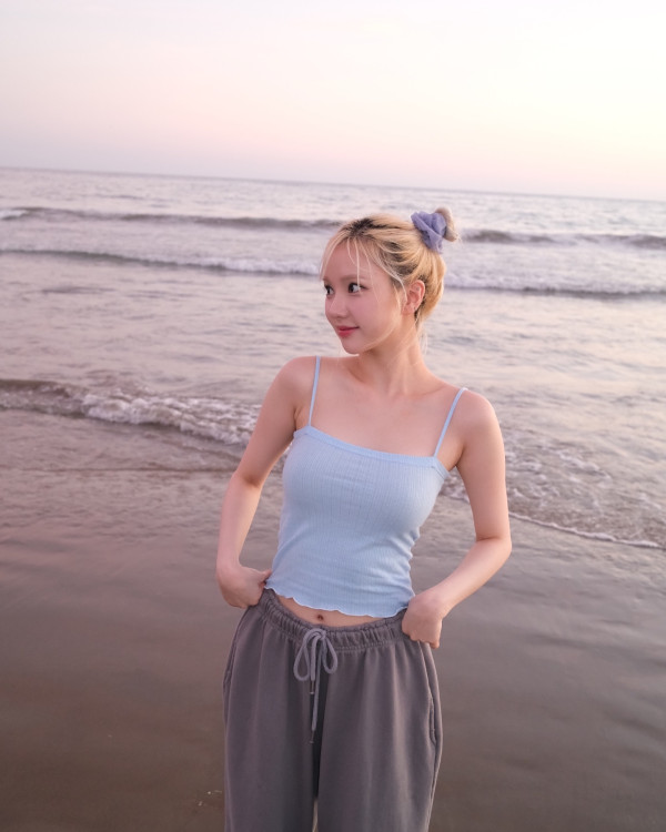 바닷가에서 하늘색 끈나시 비비지 은하