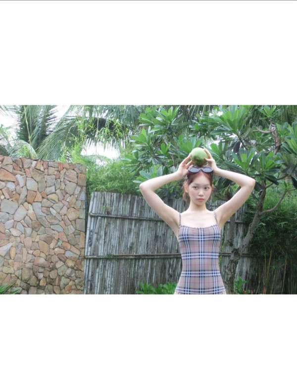 르세라핌 김채원 버버리 체크수영 몸매