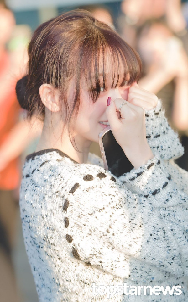 막 잠에서 깬 상태로 공항 나온 에스파 카리나