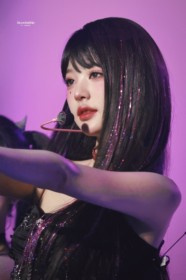 아이브 장원영 빨간 목초커 검정 란제리룩