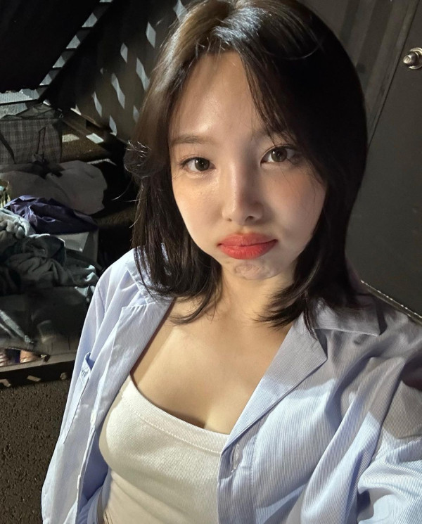 입술 내미는 포즈의 트와이스 나연