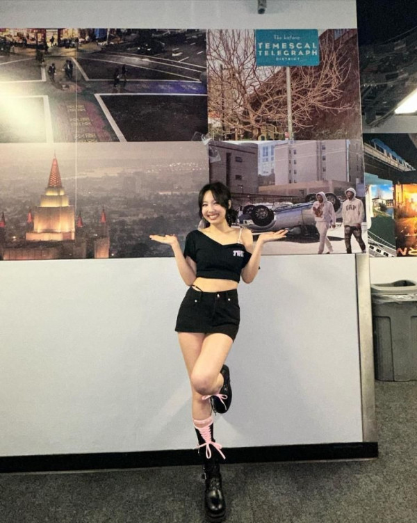 검정 원오프숄더 트와이스 나연