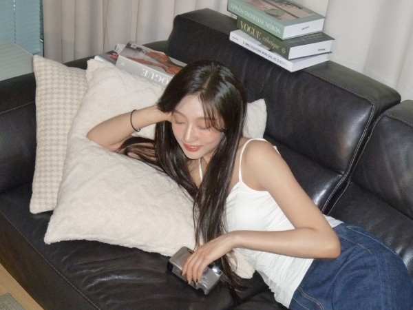 흰 끈나시 입고 쇼파에 누은 러블리즈 정예인 몸매