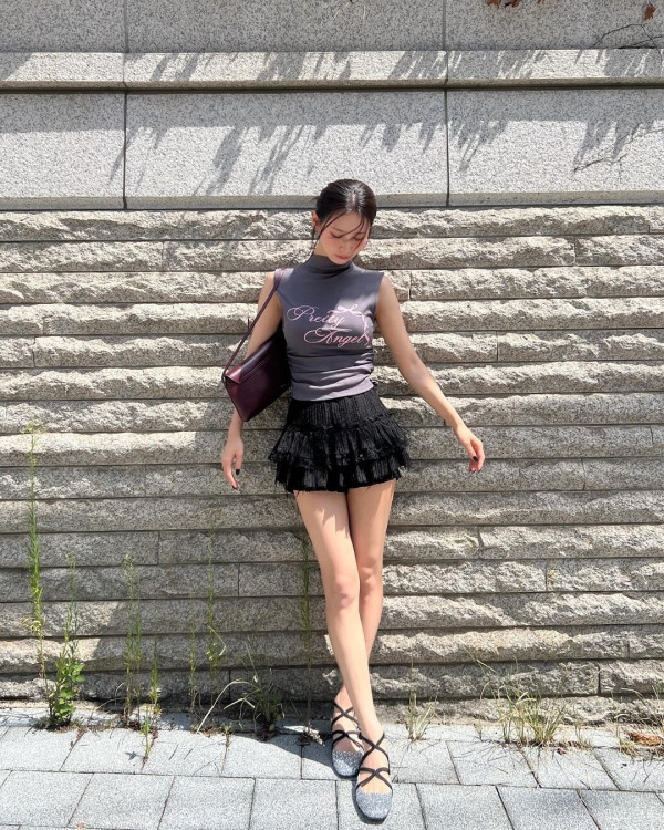 쪼그려앉은 검정초미니 아이들 미연