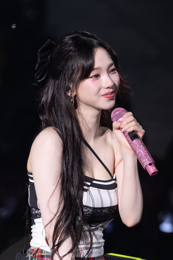 살짝 숙인 가슴골 노출 에스파 카리나