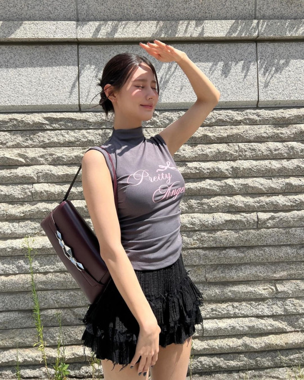 쪼그려앉은 검정초미니 아이들 미연