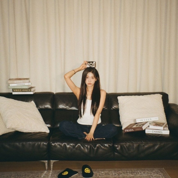 흰 끈나시 입고 쇼파에 누은 러블리즈 정예인 몸매