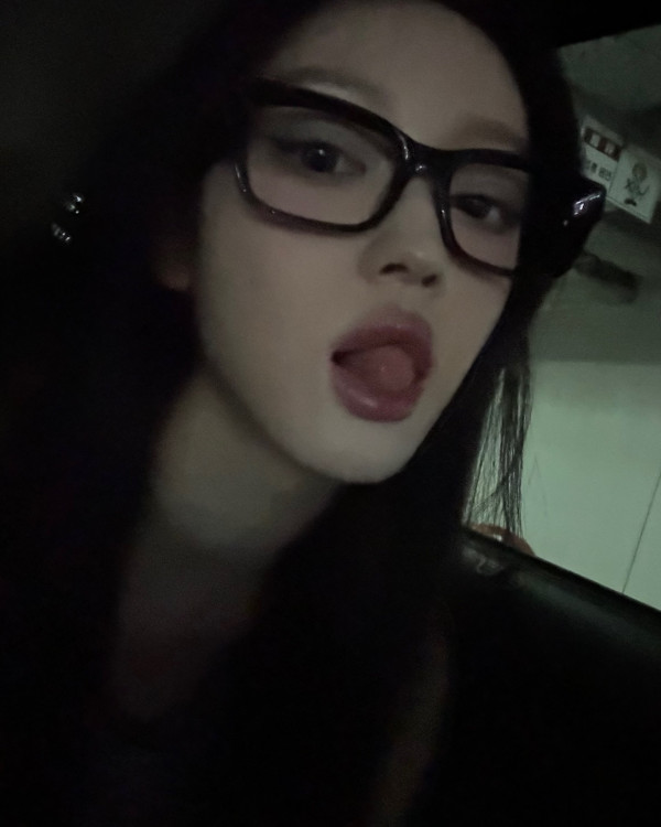 혀 빼꼼 내미는 오마이걸  유아