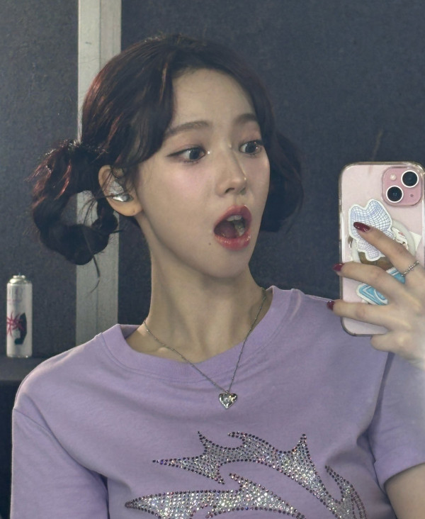 입 벌리고 셀카 찍는 카리나