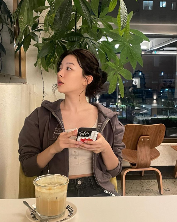 흰 끈나시 잘록한 허리배꼽 레드벨벳 슬기