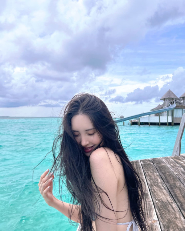 끈비키니 입은 선미