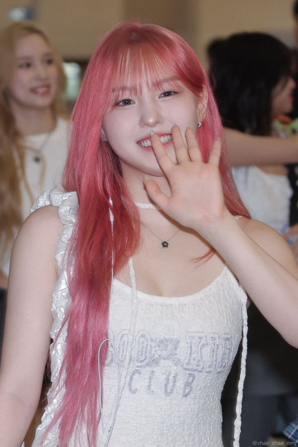 출국하는 케플러 김채현 민소매