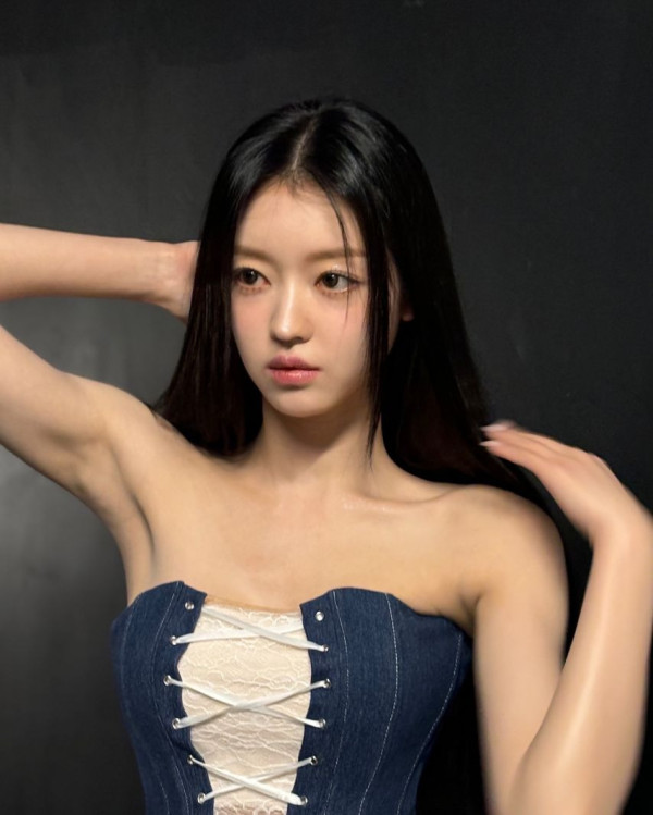 오마이걸 유아 유빈 오프숄더