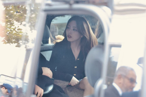 차에서 내리는 ITZY 유나 미모