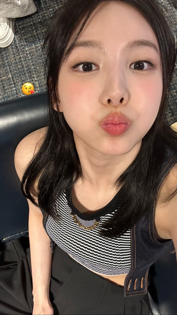 입술 내미는 포즈의 트와이스 나연