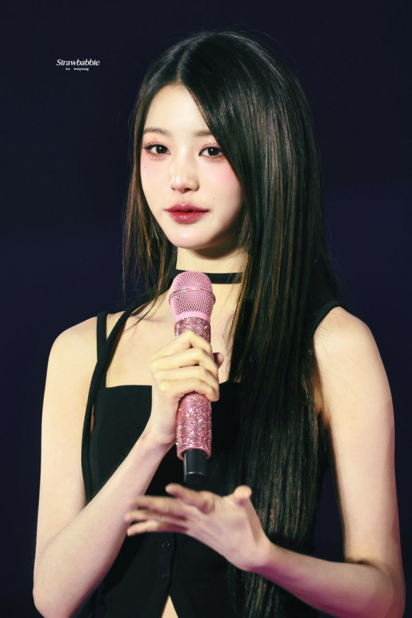 아이브 장원영 빨간 목초커 검정 란제리룩