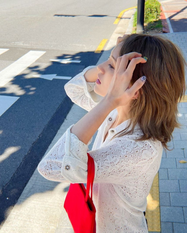 브라가 은근히 비치는 화이트 니트셔츠 전소미