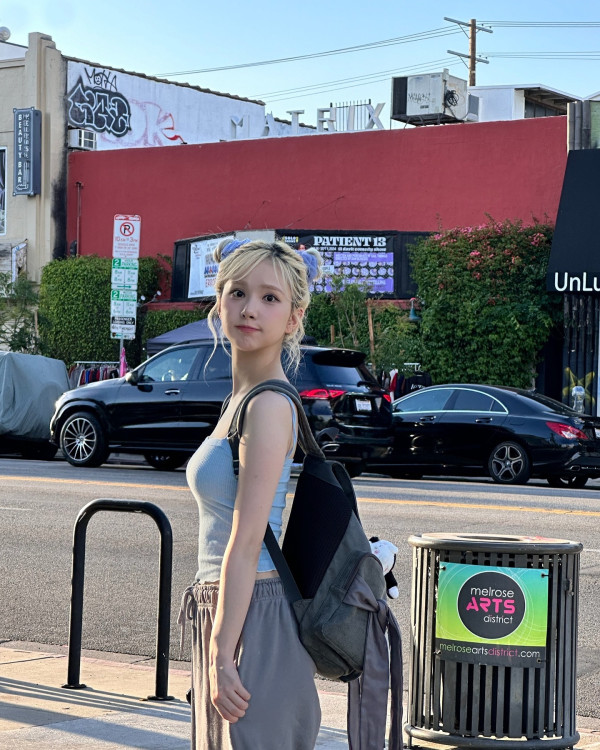 바닷가에서 하늘색 끈나시 비비지 은하