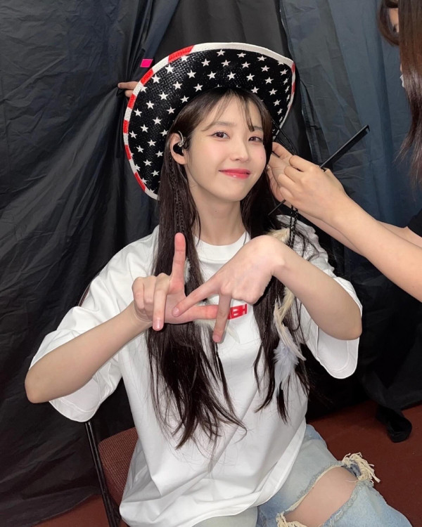 흰 골지 나시 아이유 미모