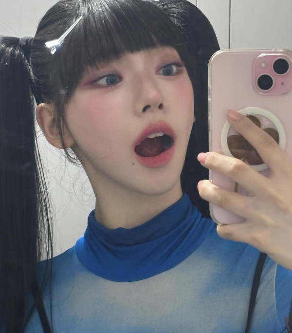 입 벌리고 셀카 찍는 카리나