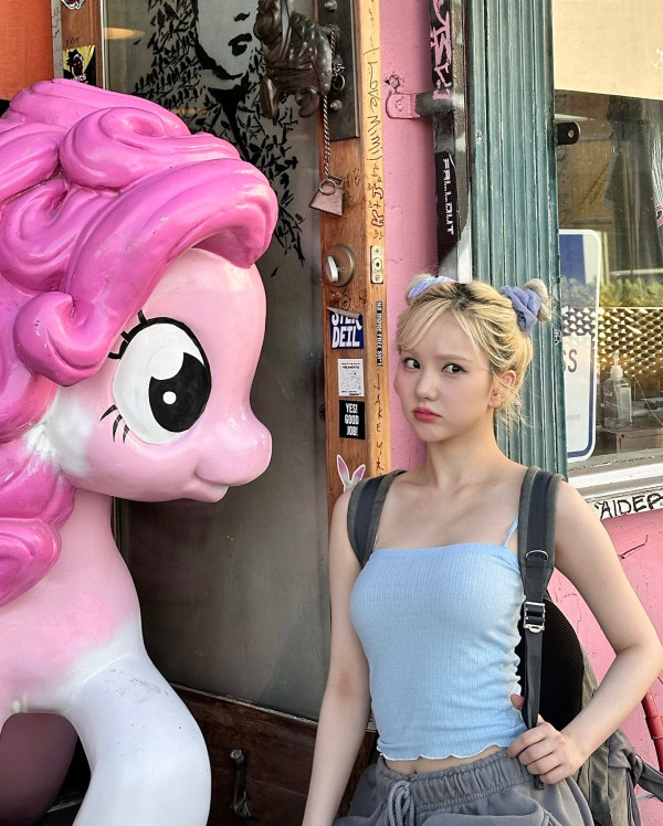 바닷가에서 하늘색 끈나시 비비지 은하