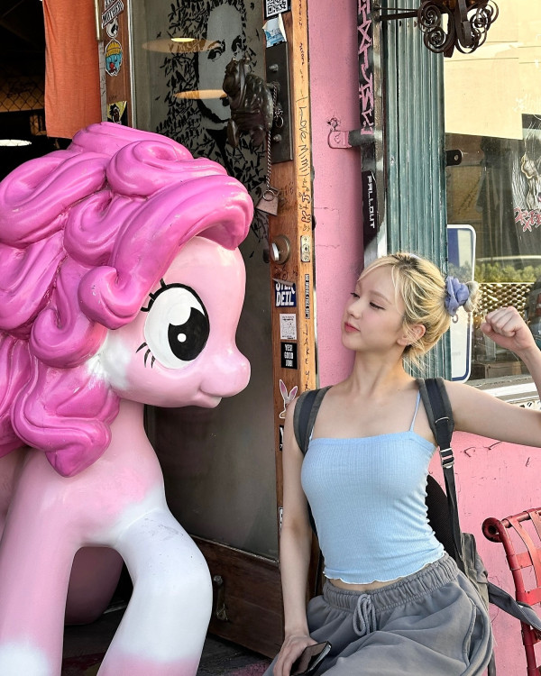 바닷가에서 하늘색 끈나시 비비지 은하