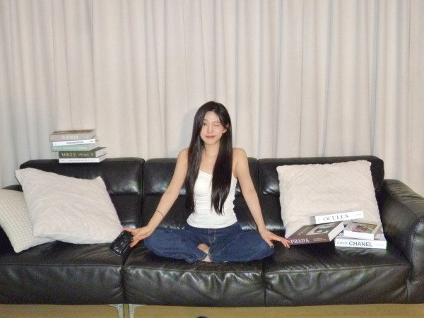 흰 끈나시 입고 쇼파에 누은 러블리즈 정예인 몸매