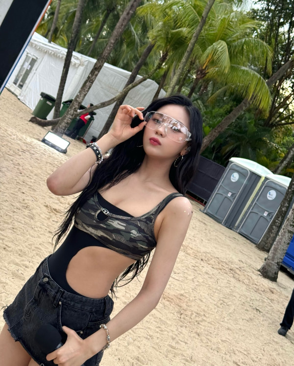검정 모노키니 수영복 입은 비비지 엄지
