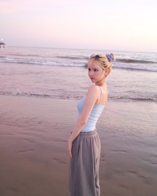 바닷가에서 하늘색 끈나시 비비지 은하