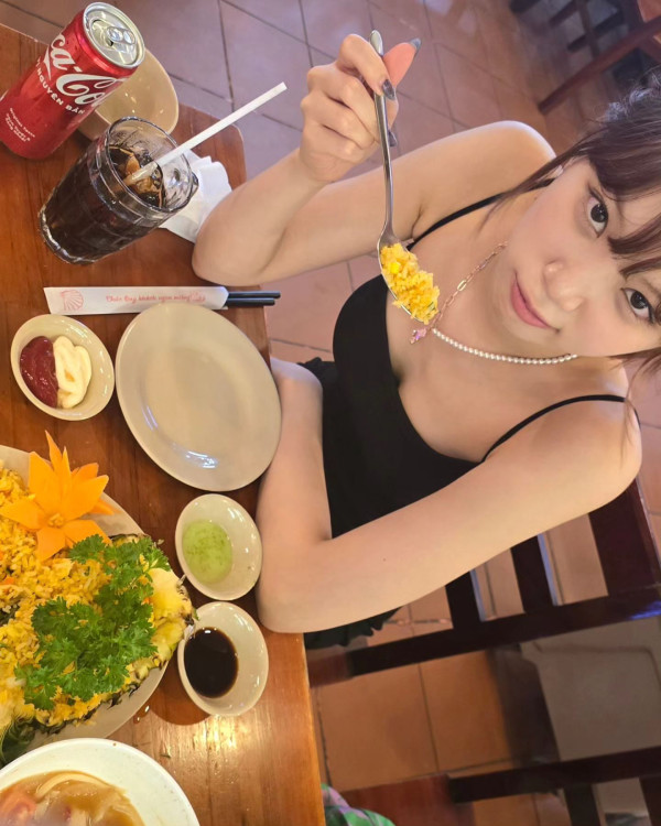 르세라핌 김채원 버버리 체크수영 몸매