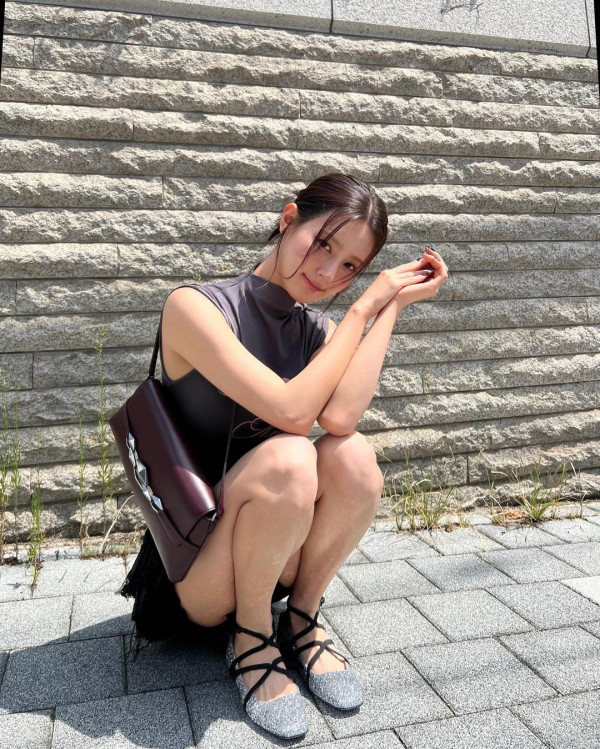 쪼그려앉은 검정초미니 아이들 미연