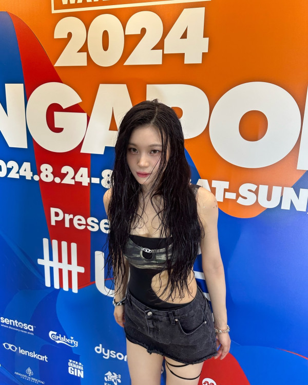 검정 모노키니 수영복 입은 비비지 엄지