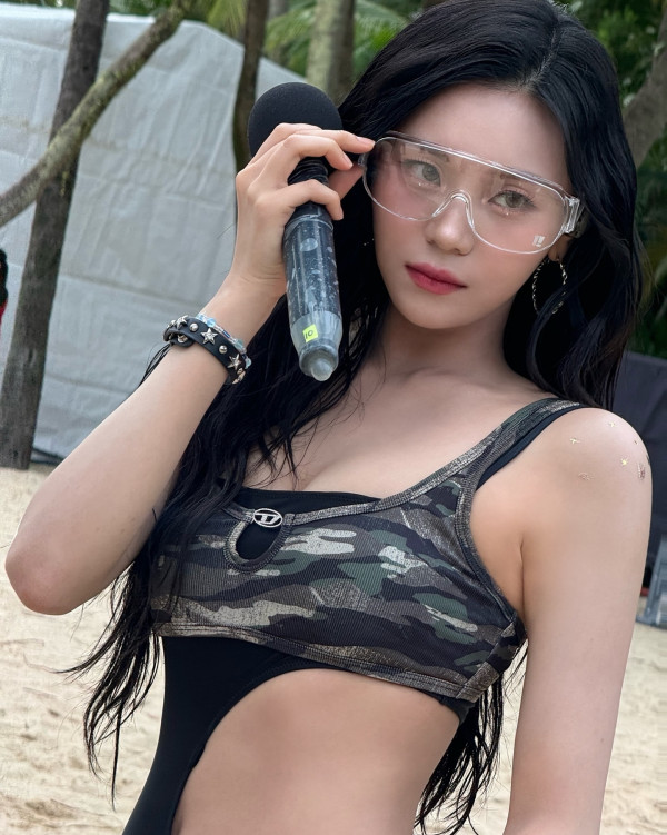 검정 모노키니 수영복 입은 비비지 엄지