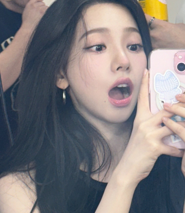 입 벌리고 셀카 찍는 카리나
