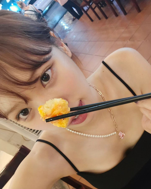 르세라핌 김채원 버버리 체크수영 몸매