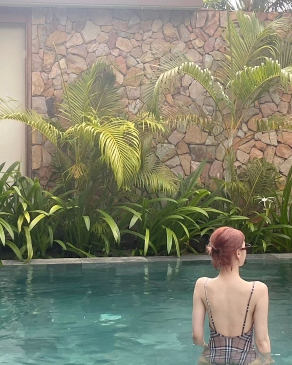 르세라핌 김채원 버버리 체크수영 몸매